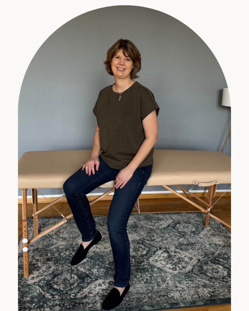 Barbara Granzeuer sitzt freundlich lächelnd in ihrer Praxis.